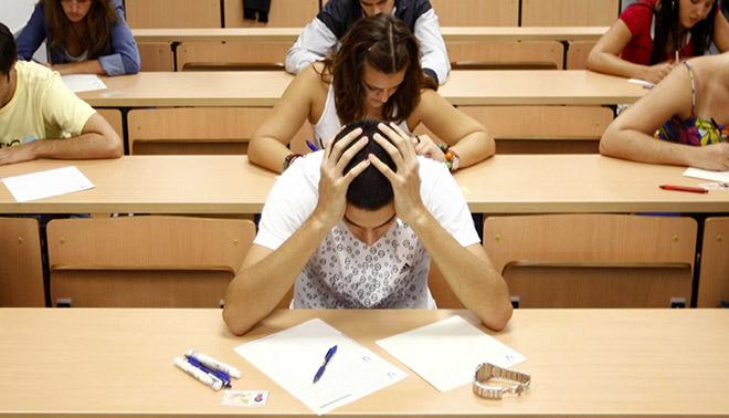 foto di terza prova maturità 2016, primi ragazzi cominciano a terminarla