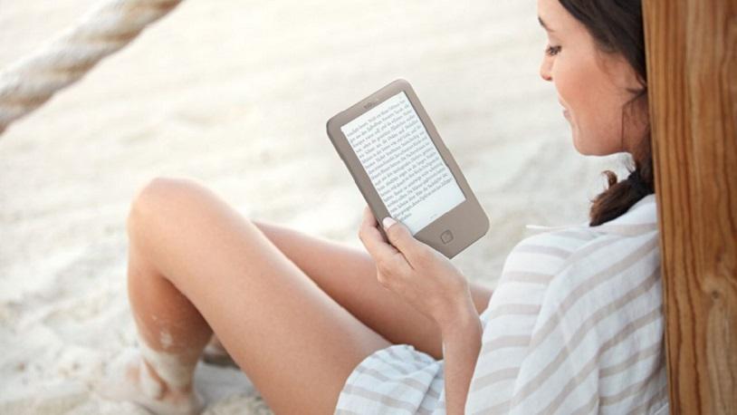 ragazza che legge un ebook