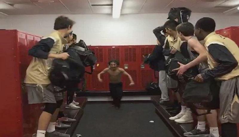 Backpack Challenge: la tendenza virale degli studenti che si prendono a "cartellate"