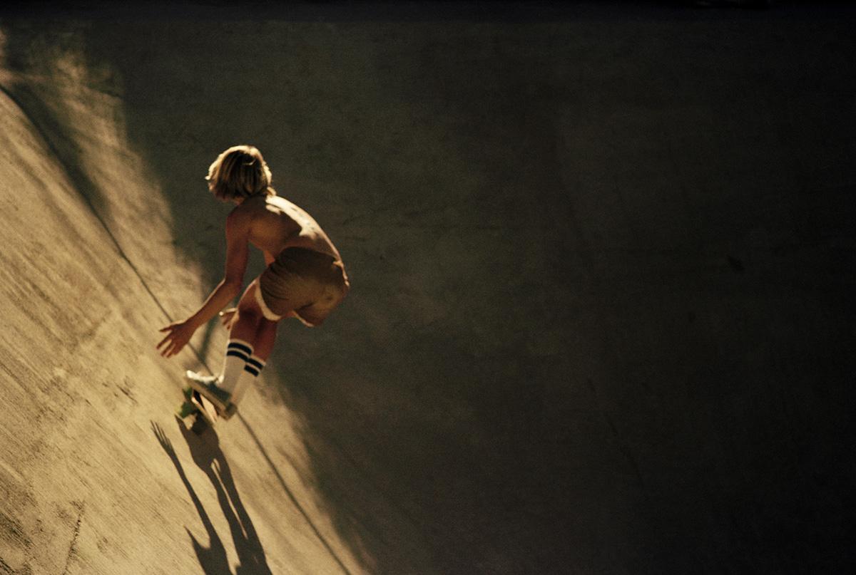 La cultura skate dell'America degli anni ’70 attraverso le foto di Hugh Holland articolo