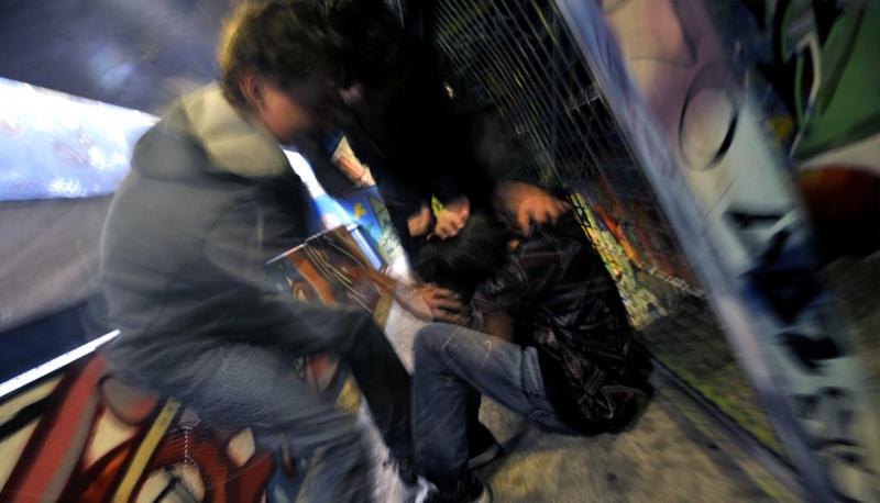 Rapinati e picchiati: aggressione a due ragazzi gay
