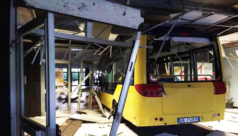 Studenti rubano autobus e li lanciano contro la scuola ...