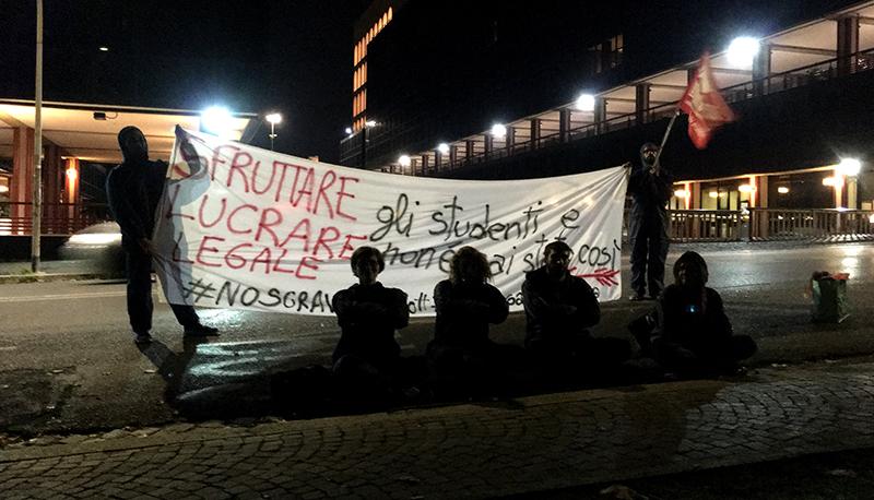Alternanza scuola lavoro, verso lo sciopero: blitz notturno in tuta blu articolo