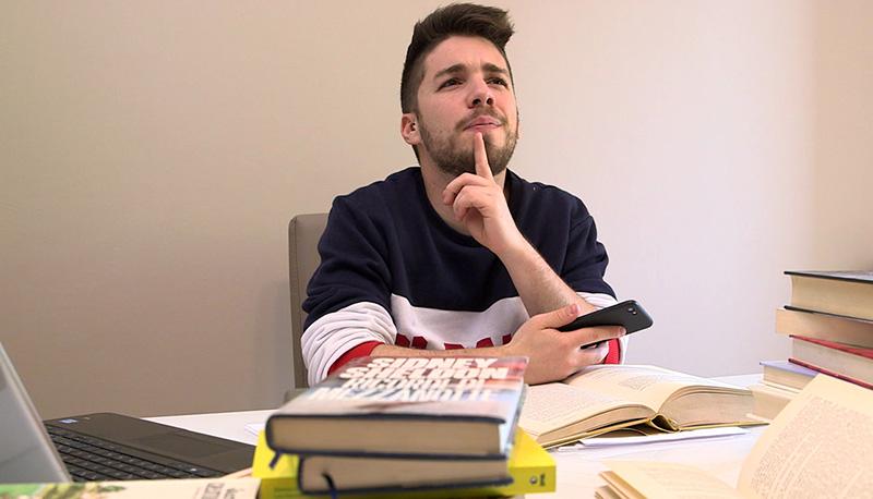 ragazzo che pensa