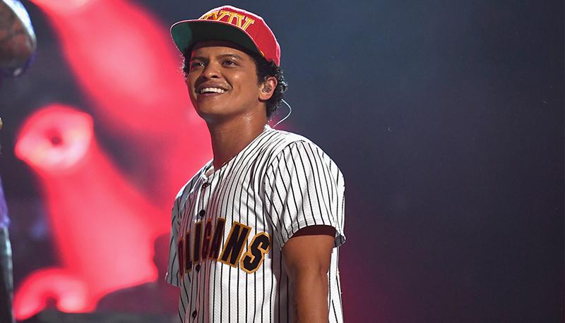 Avril Lavigne e Bruno Mars, i vip più pericolosi del web: scopri perché