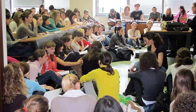 Troppi studenti, l'aula scoppia: prof universitario sospende il corso articolo