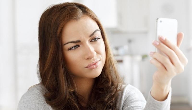  ragazza che guarda cellulare