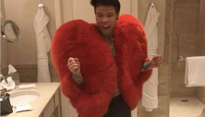 Fedez vestito da cuore su Instagram: la dedica di San Valentino a Chiara Ferragni articolo