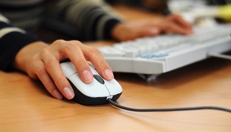 Lavoro: usi le emoticon nelle e-mail? Puoi risultare incompetente articolo