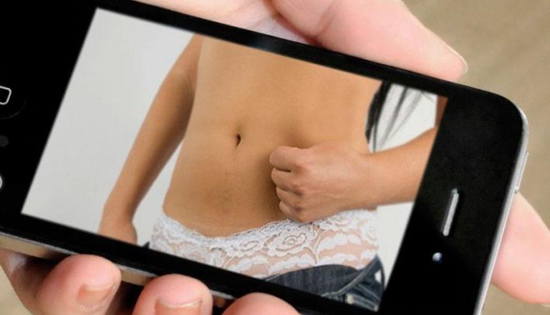 Ruba foto ‘hot’ alla sorella e la invia ai suoi 941 contatti Facebook
