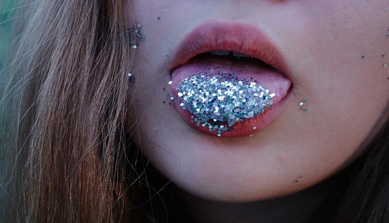 Glitter sulla lingua, la nuova moda pericolosa