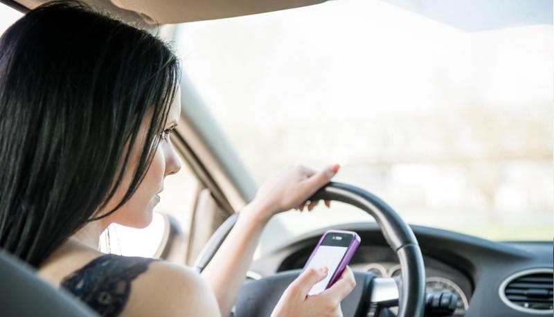 Guidi mentre usi lo smartphone? Potrebbero sospenderti la patente