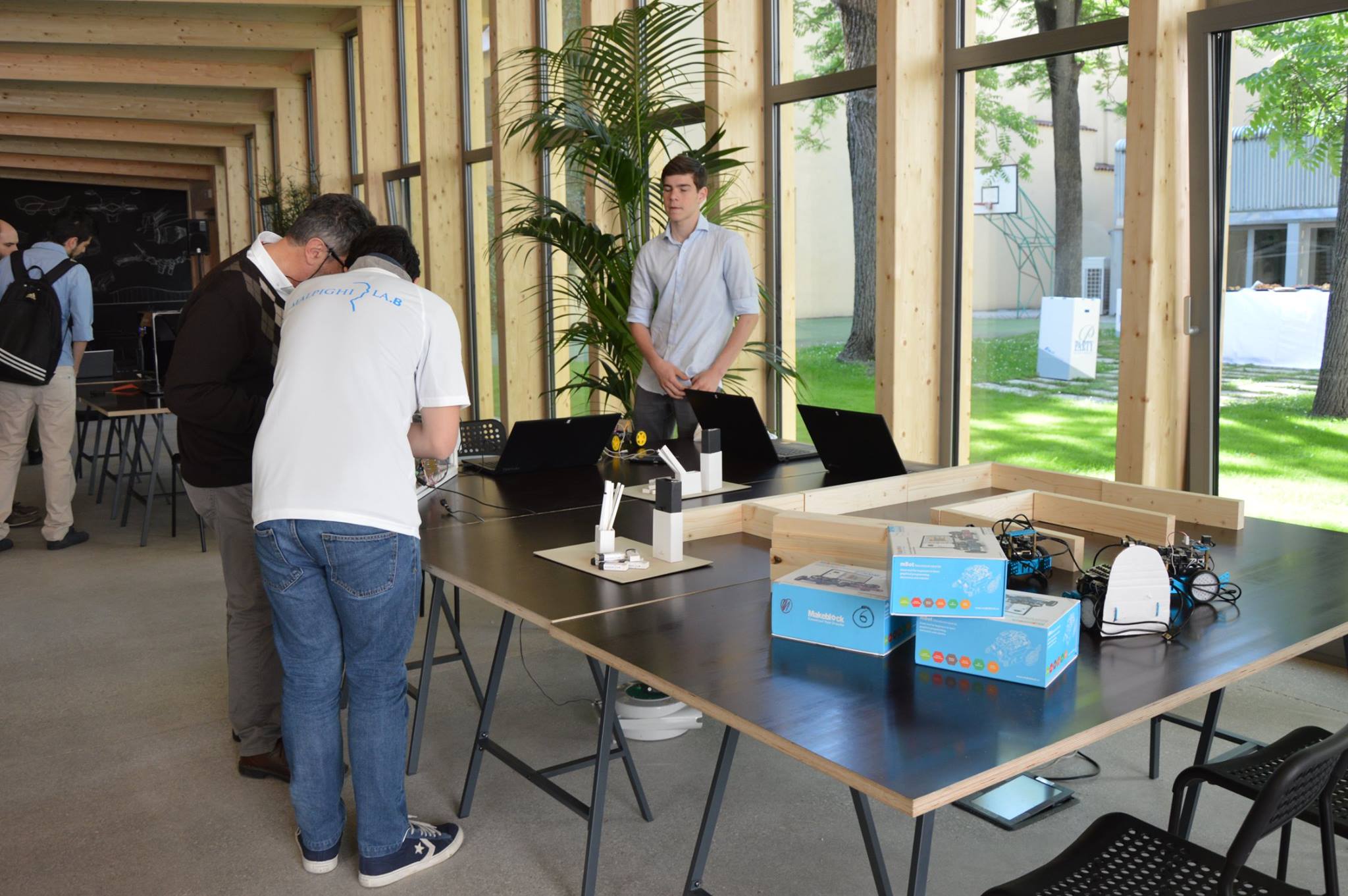 Robot e informatica a scuola: inaugurato Malpighi La.B articolo