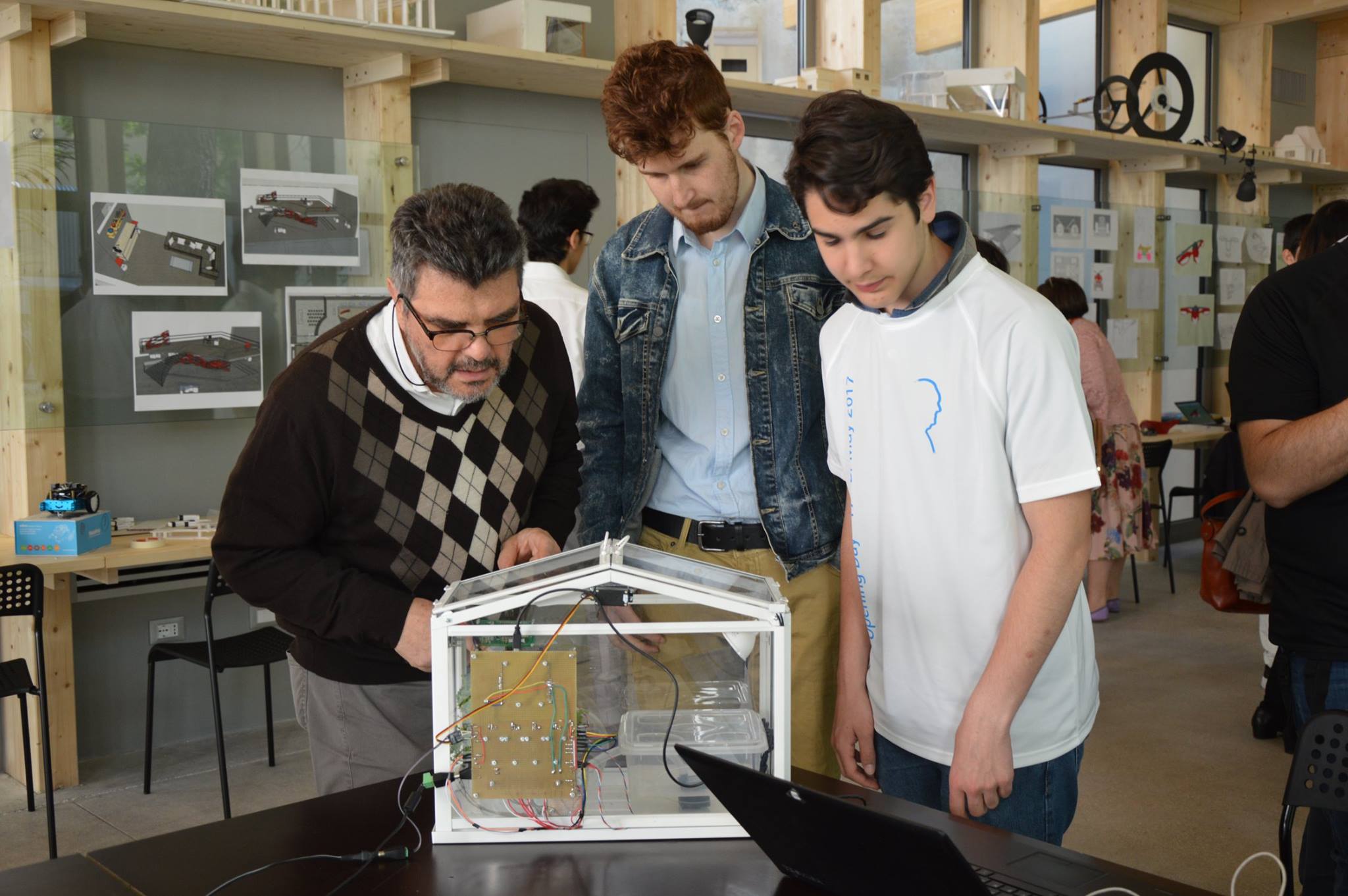 Robot e informatica a scuola: inaugurato Malpighi La.B articolo