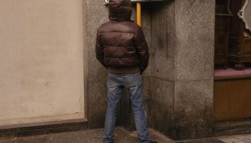 Studente fa pipì su un palazzo storico, multato