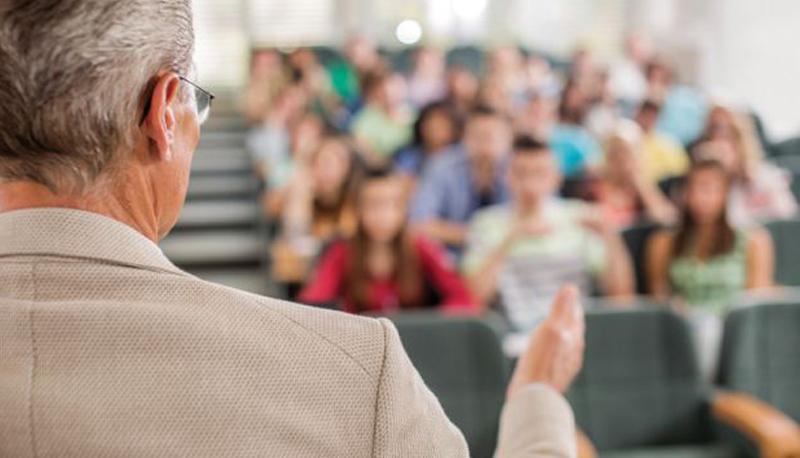 Professore universitario salvato dai suoi studenti