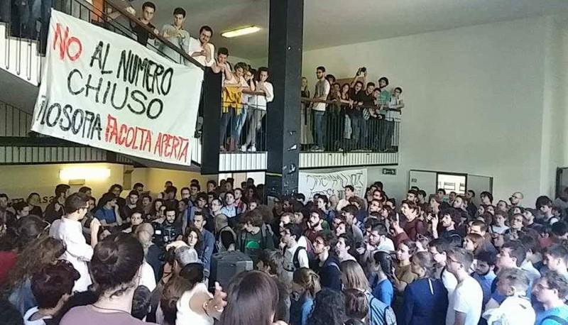 Statale Milano, arriva il numero chiuso. Molti iscritti e pochi prof nelle facoltà umanistiche