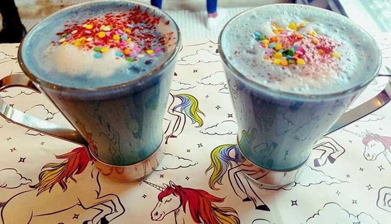 New York: spopola il latte di Unicorno una nuova bevanda dagli effetti “magici”.