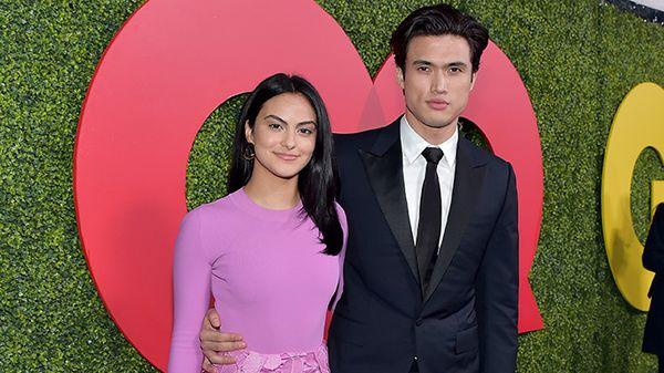 Camila Mendes e Charles Melton