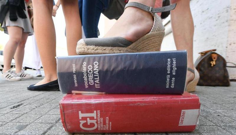 100 giorni, festeggia solo 1 studente su 2. Gli altri? Lezioni, verifiche e litigi articolo