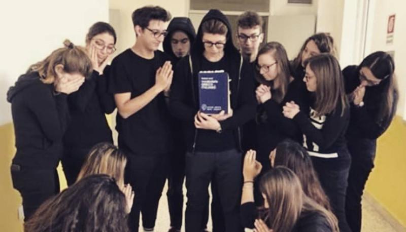 Greco esterno alla maturità, mai dal '98. Classico in lutto: tutti in nero sui social articolo