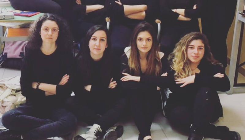 Greco esterno alla maturità, mai dal '98. Classico in lutto: tutti in nero sui social articolo