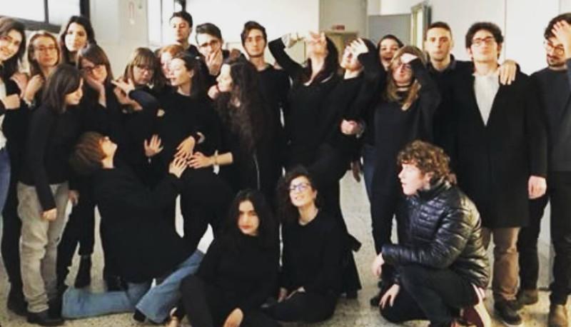 Greco esterno alla maturità, mai dal '98. Classico in lutto: tutti in nero sui social articolo