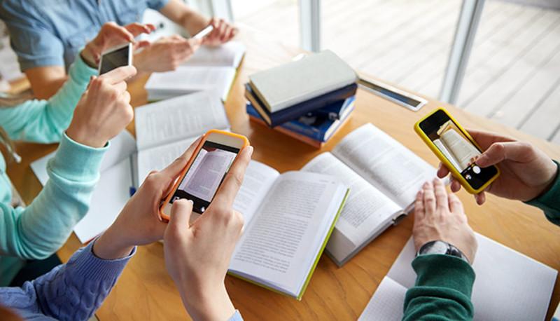 Maturità 2018: i maturandi preparano "l'arsenale" per gli esami. Ecco i modi preferiti per (tentare di) copiare articolo