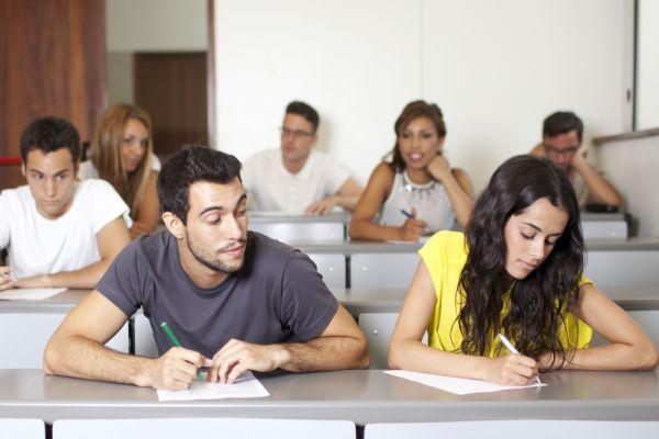 15 cose che tutti fanno quando si avvicina l'esame universitario articolo