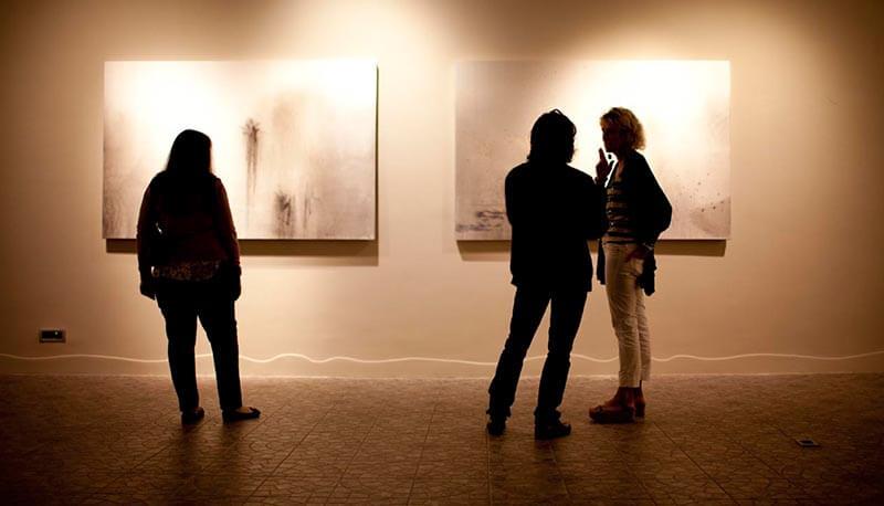 dialogo in inglese tra due amici che visitano una galleria d'arte