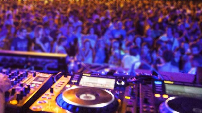 Alcool a fiumi, spray al peperoncino e pochissimi controlli: in discoteca si "balla" col pericolo articolo