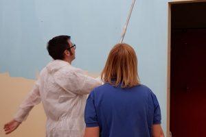 Arriva la bella stagione: studenti con scope e stracci a pulire scuola articolo