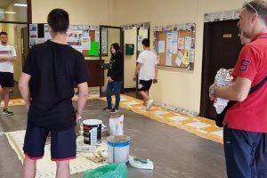 Arriva la bella stagione: studenti con scope e stracci a pulire scuola articolo