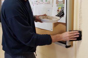 Arriva la bella stagione: studenti con scope e stracci a pulire scuola articolo