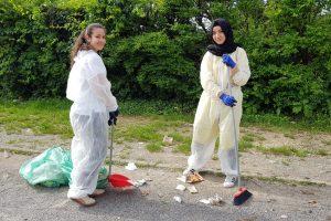 Arriva la bella stagione: studenti con scope e stracci a pulire scuola articolo