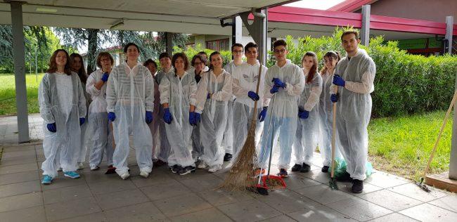 Arriva la bella stagione: studenti con scope e stracci a pulire scuola articolo