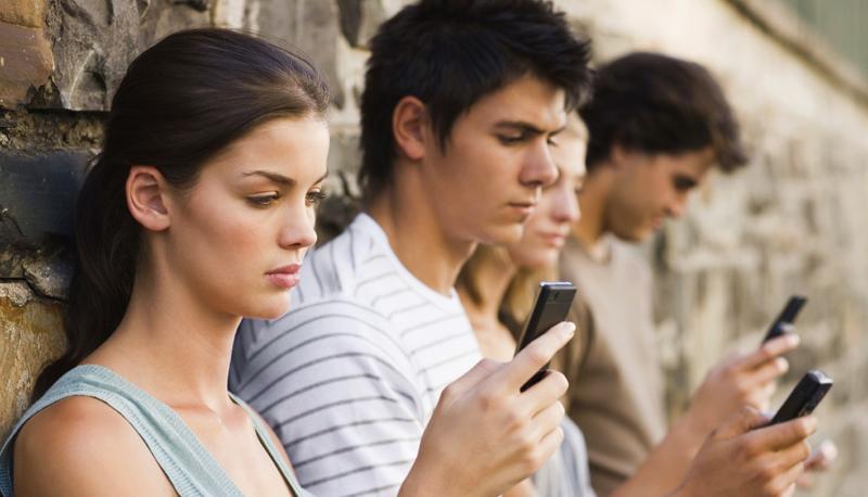 Italiano e social network, un amore possibile: GenZ attenta alle virgole quando scrive online