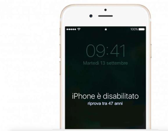 Gioca con l'iPhone della mamma: bloccato per 47 anni articolo