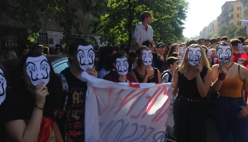 Sciopero 12 ottobre, manifestazione studenti: bruciati manichini di Di Maio e Salvini articolo