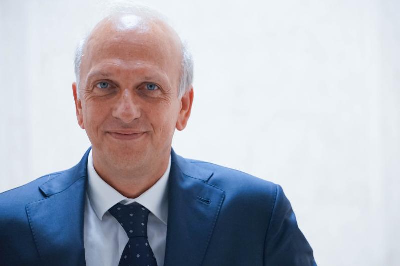 Bussetti sbarca sui social e aspetta i commenti degli studenti