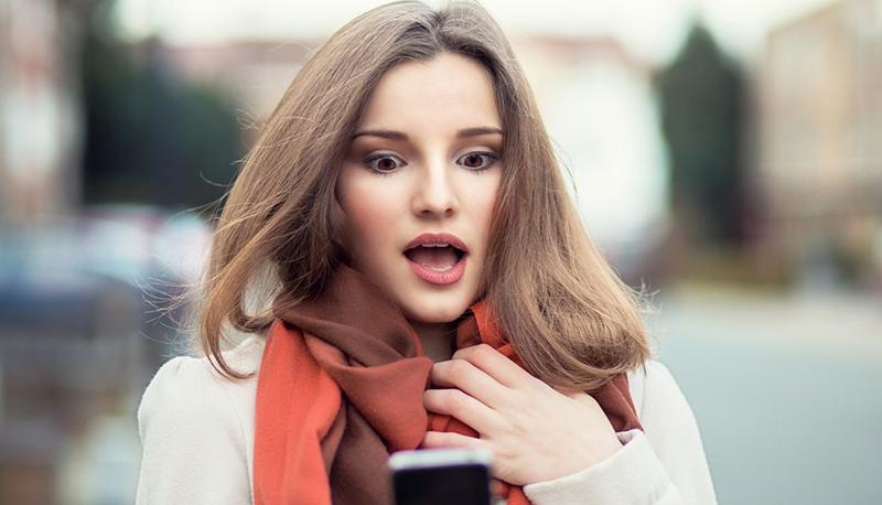 ragazza stupita con smartphone