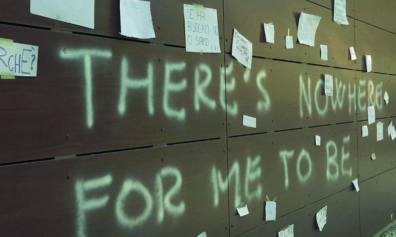 Scrive una frase disperata sul muro del liceo: si riempie di messaggi dei compagni articolo