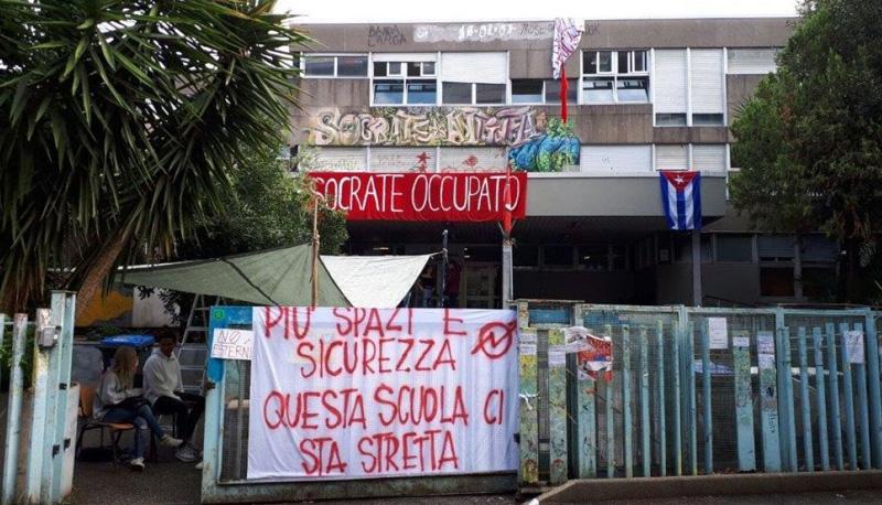 Studenti occupano la scuola: 200 sospesi dalla preside articolo