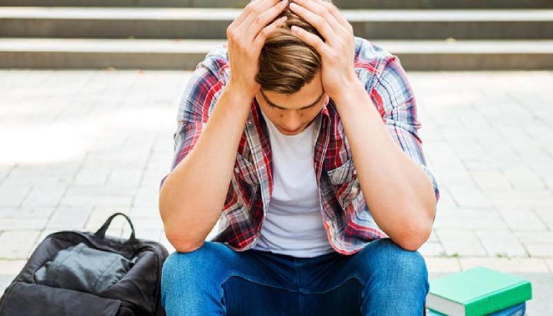 studente bocciato si getta dal balcone