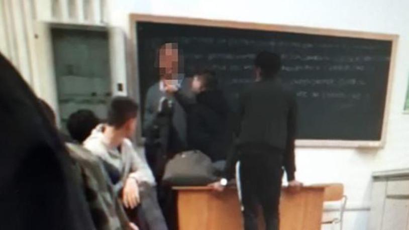 Bulli minacciano il prof: "Non lasciatelo scappare". Il video finisce su WhatsApp articolo