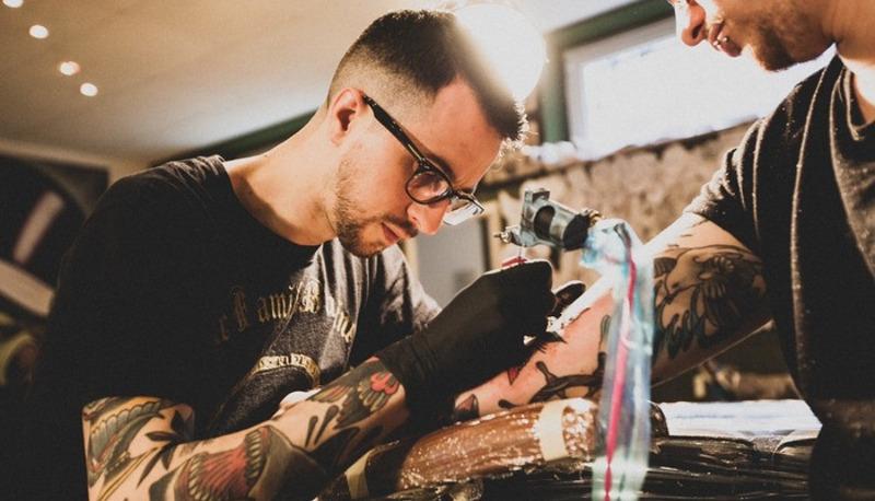 Lavoro in crisi? Non per i tatuatori: le professioni che crescono articolo