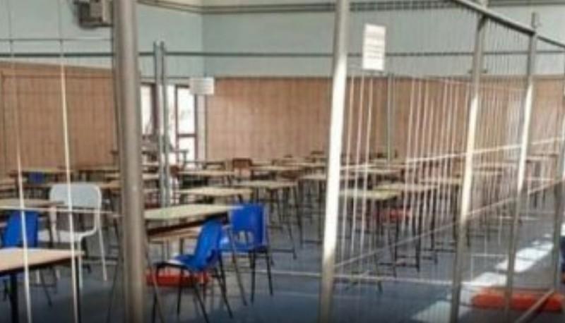 In una scuola di Ostia sono state utilizzate reti metalliche come distanziatori. La protesta dei genitori
