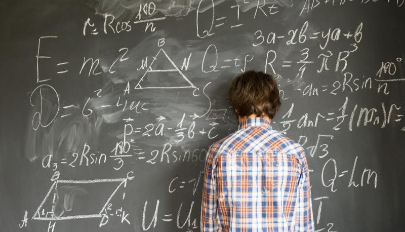 Matematica, è lei la bestia nera degli studenti delle superiori: 1 su 2 non va oltre la sufficienza (e 1 su 7 è rimandato a settembre)