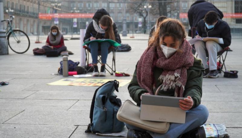 Dad, studenti non si fermano: in protesta davanti la Regione