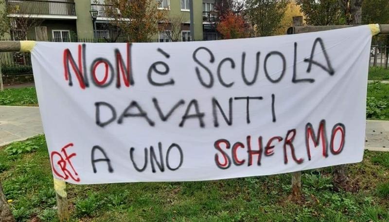 studenti protesta milano